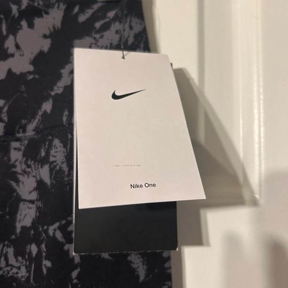 Nike Black and Gray Patterned Leggings - Picture 3 of 4